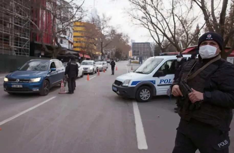 Al menos nueve personas, tres agentes policiales y seis presuntos militantes del grupo terrorista Estado Islámico (ISIS o EI),