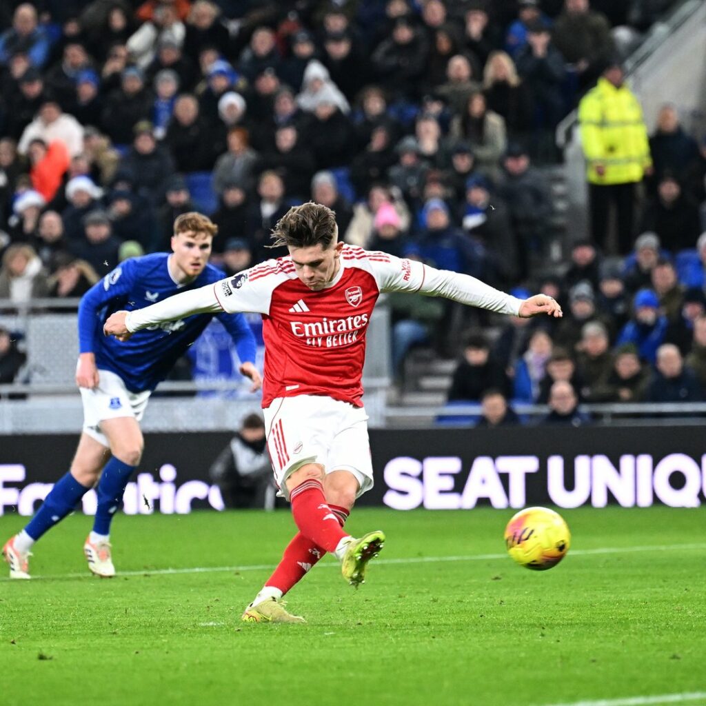 Arsenal con Hincapié de titular vence 1-0 a Everton con penalti de Viktor Gyökeres y sigue líder