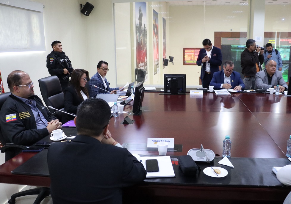 Autoridades del Gobierno ecuatoriano y dirigentes del transporte terrestre se reunieron este lunes 22 de diciembre de 2025 en Quito.