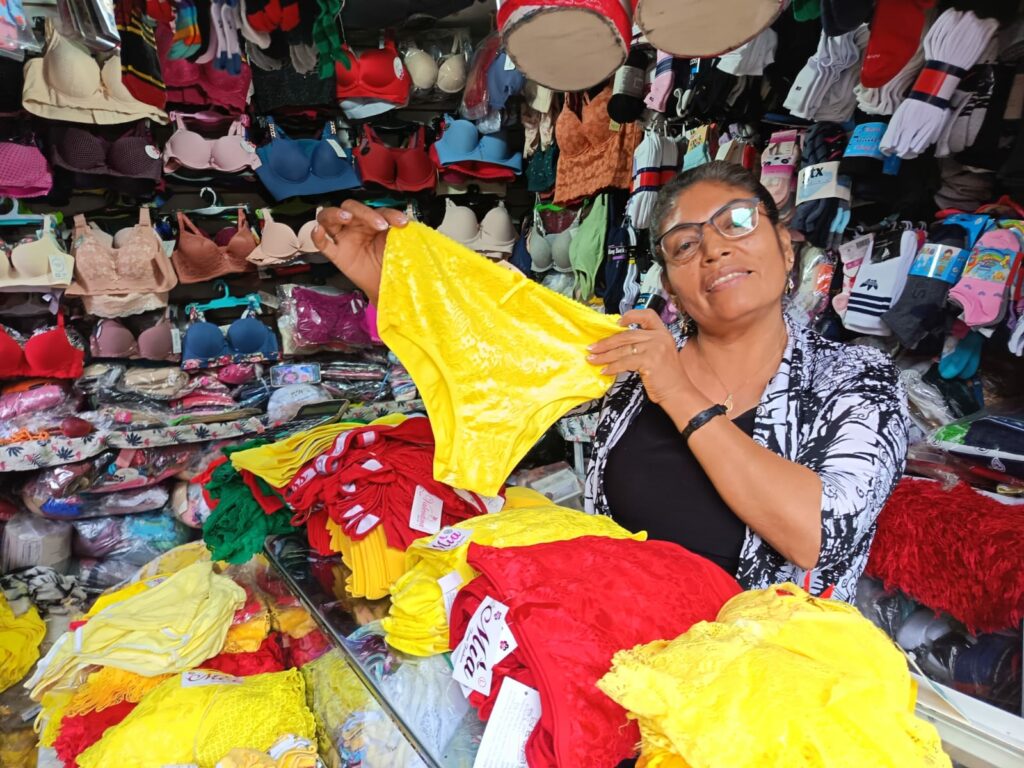 Calles céntricas de Santo Domingo concentran oferta de artículos alusivos al Fin de Año