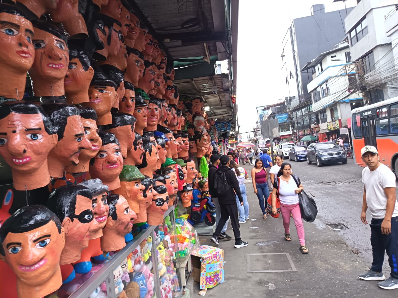 Calles céntricas de Santo Domingo concentran oferta de artículos alusivos al Fin de Año