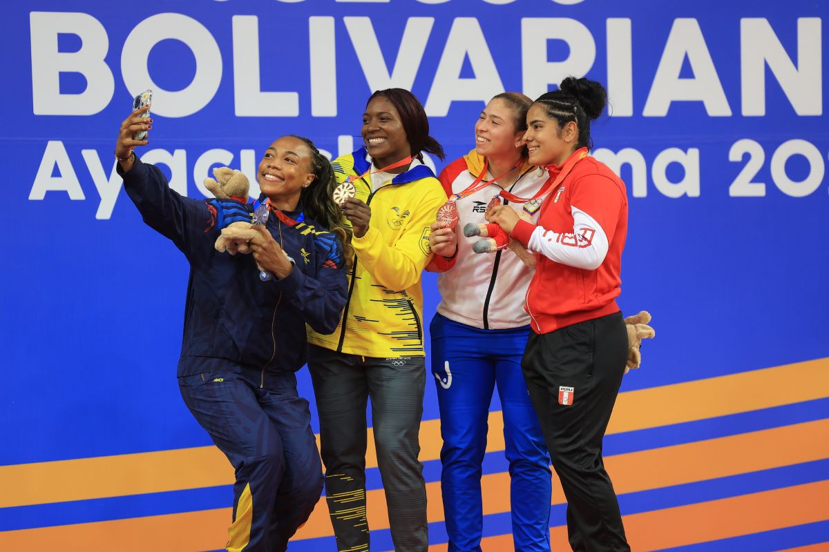 Celinda Corozo en el podio tras ganar medalla de oro.