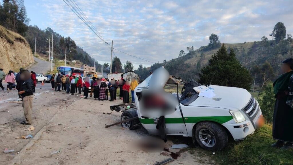 Choque frontal en el cantón Colta, provincia de Chimborazo, deja tres fallecidos y una menor herida. (Cortesía)