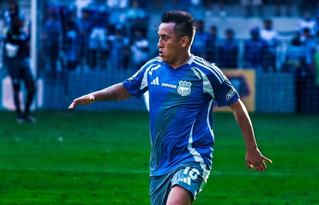 Christian Cueva rescindió contrato con Emelec, según reveló el entrenador Guillermo Duró.
