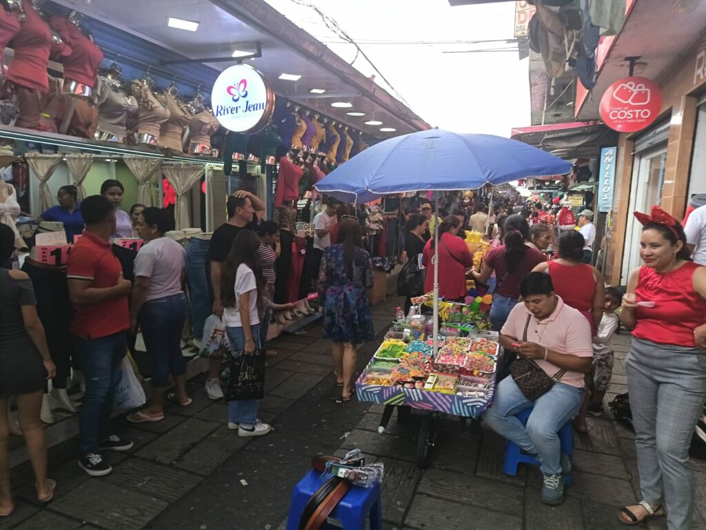 Diciembre extiende horarios y aumenta la afluencia en el comercio de Santo Domingo