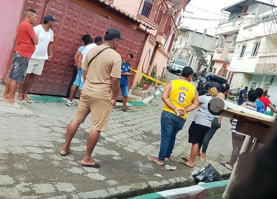 Dos policías asesinados es el saldo de un violento ataque armado registrado en el barrio 12 de Junio, en la ciudad de Esmeraldas.