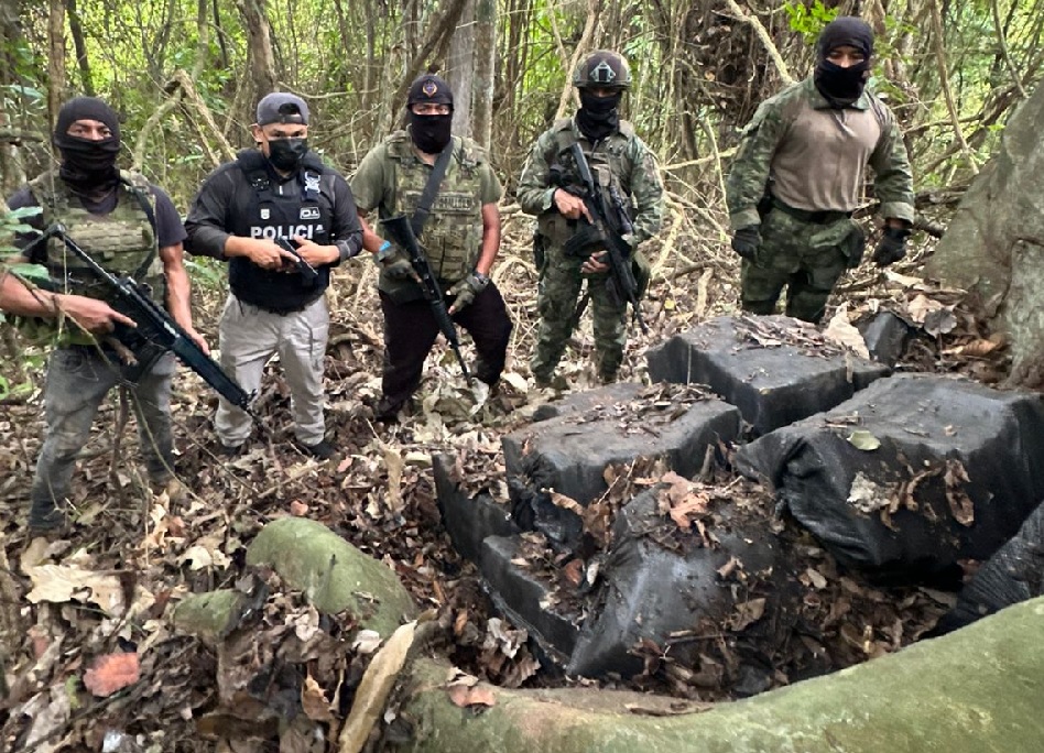 El Ejército de Ecuador, en coordinación con la Policía Nacional, decomisó 1,3 toneladas de cocaína ocultas en dos caletas subterráneas.