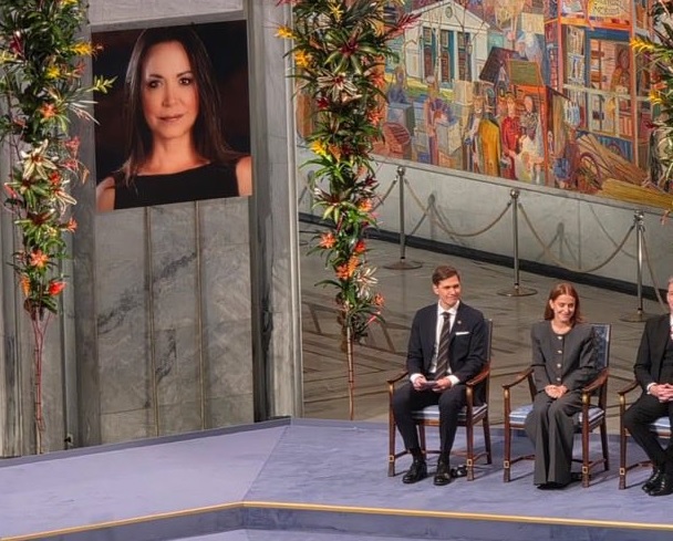 El Premio Nobel de la Paz 2025 fue recibido este miércoles en Oslo, Noruega, por Ana Corina Sosa, hija de la dirigente opositora venezolana María Corina Machado.
