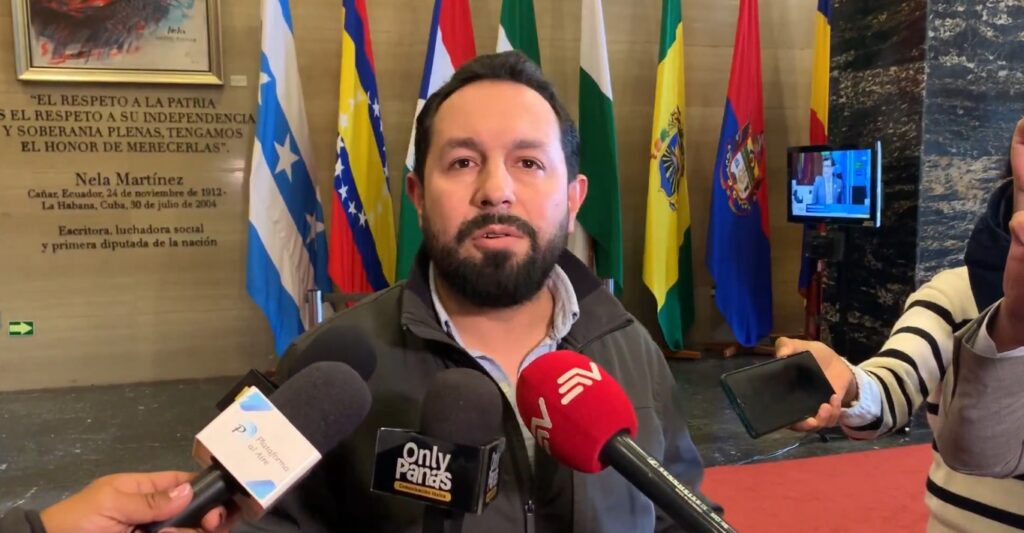El asambleísta oficialista Adrián Castro (ADN) afirmó que no existe ningún contrato firmado entre el Estado y la empresa estadounidense HealthBird. FOTO: Captura de pantalla.