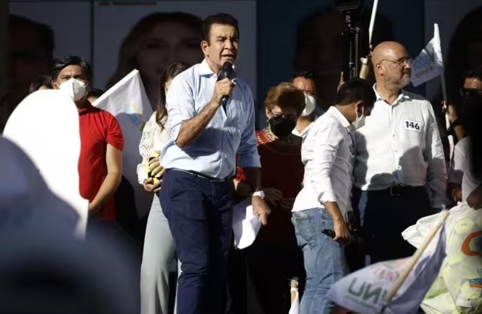 El candidato presidencial Salvador Nasralla durante un mitin. FOTO: Europa Press.