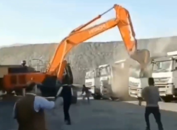 El empleador de una empresa en Turquía llevó a cabo un acto de vandalismo contra los camiones de su empleador.