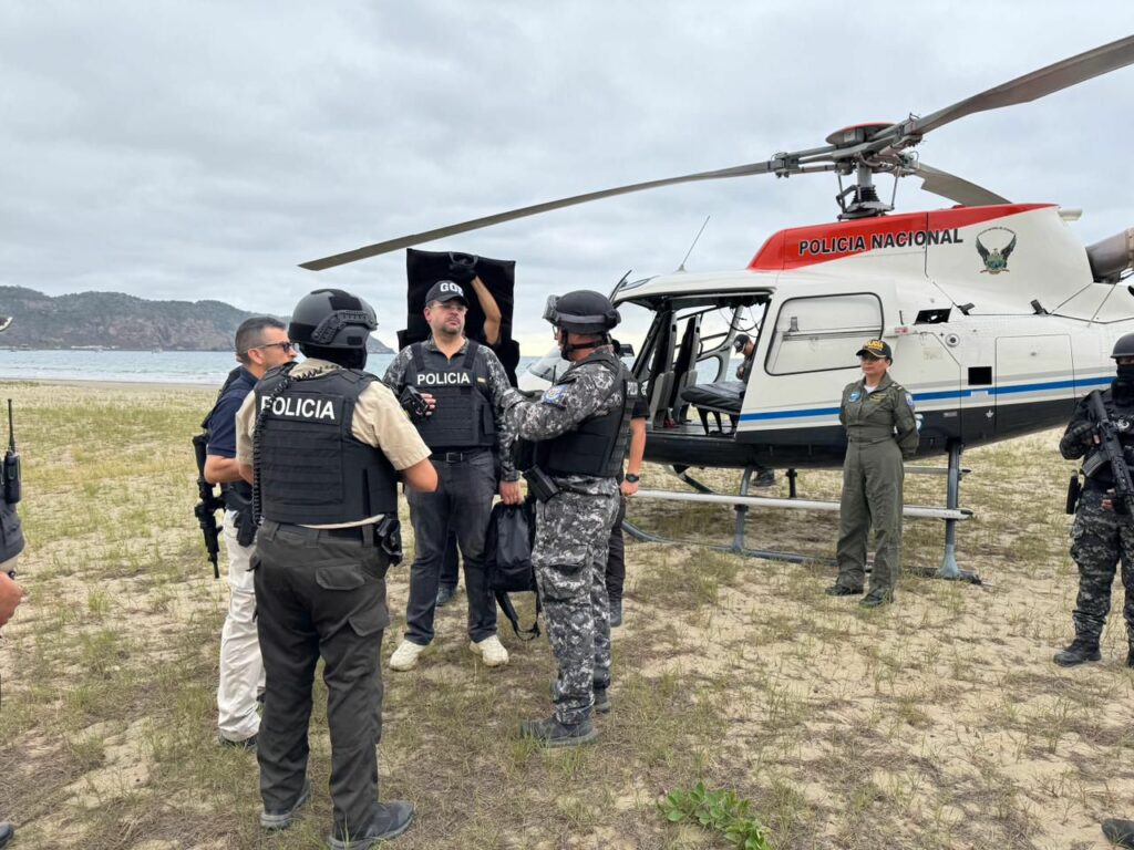 El ministro del Interior, John Reimberg, arribó al cantón Puerto López, en el sur de la provincia de Manabí,