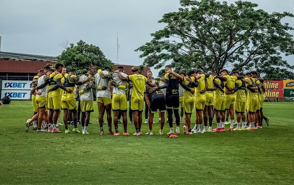 El plantel de Barcelona SC acordó disputar el partido ante Independiente del Valle este domingo, como homenaje a Mario Pineida, en medio del luto y la crisis interna por salarios adeudados.