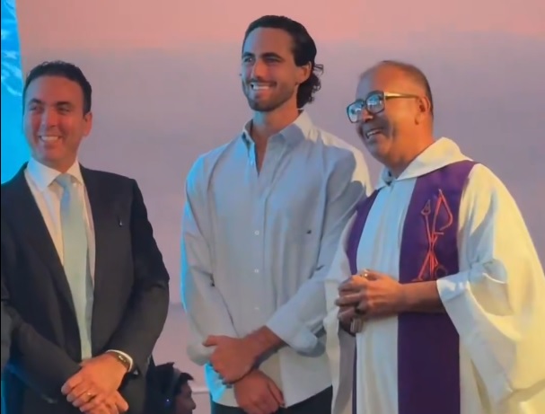 El sacerdote manabita Alberto Benavides protagonizó un momento viral al bendecir los pies del futbolista ecuatoriano Leonardo Campana