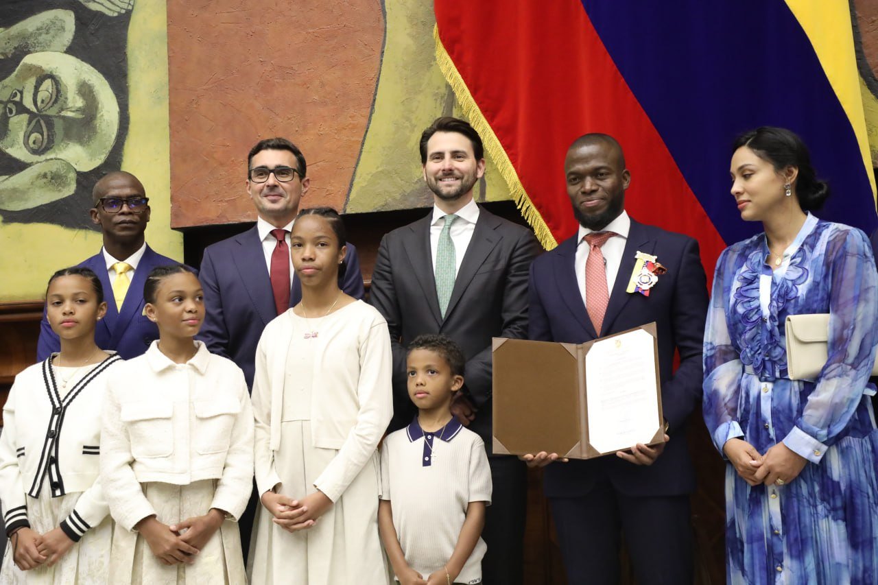 Enner Valencia junto a su familia tras recibir el reconocimiento.
