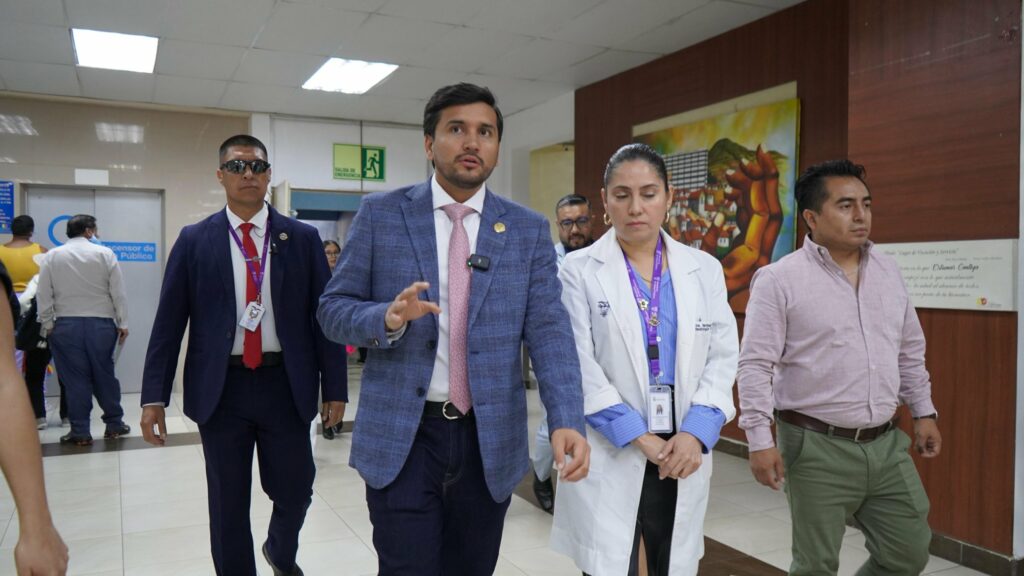 El exministro de Salud, Jimmy Martin Delgado en una visita a un hospital. FOTO: @jimmymartinec.