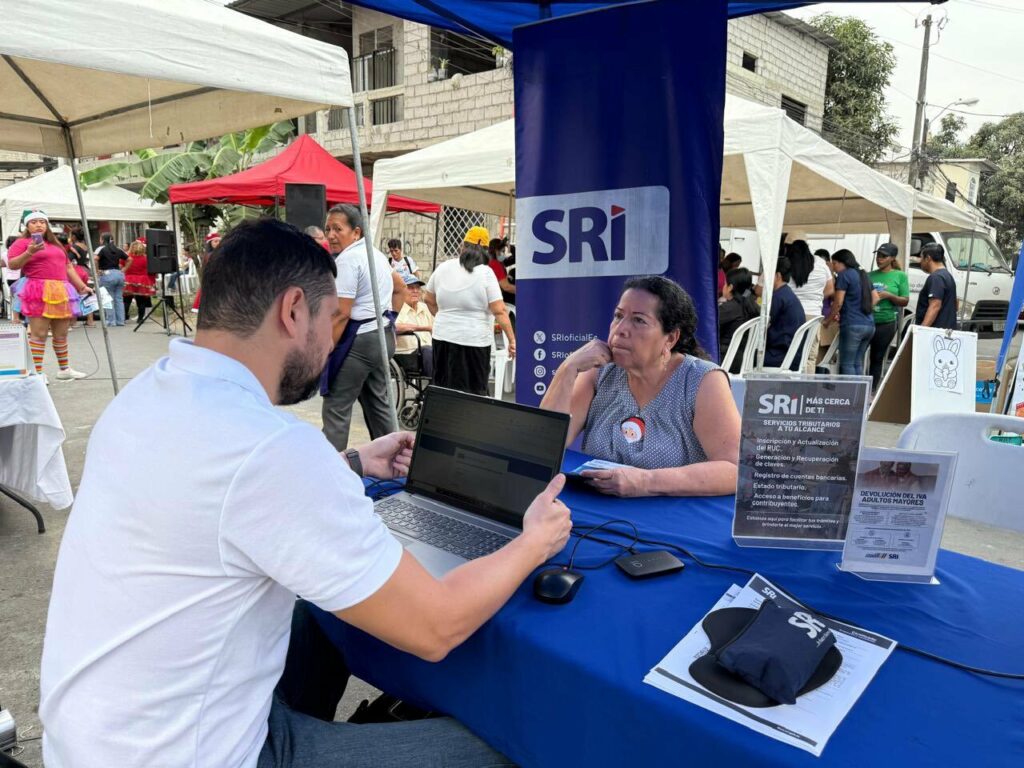 Una de las brigadas informativas realizadas por el SRI. Fotografía: @SRIoficialEc