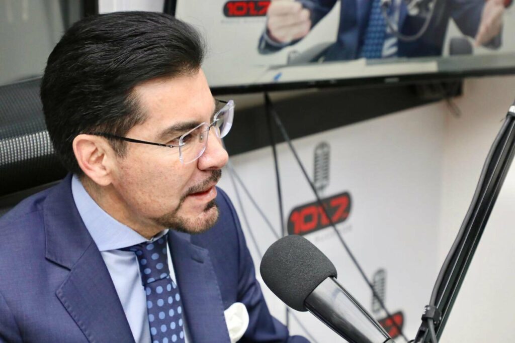 Leonardo Alarcón, fiscal general del Estado (e), durante entrevista en Radio Sucesos. Fotografía: @FiscaliaEcuador