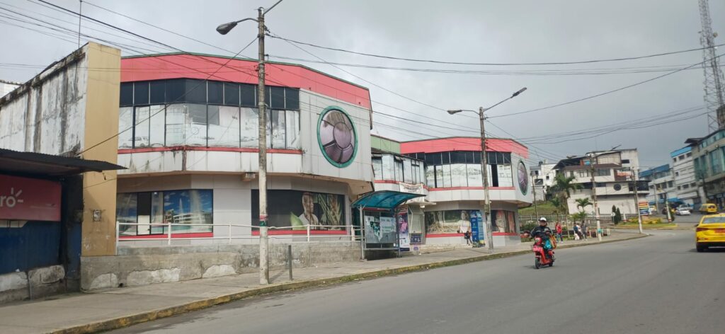 Grietas y riesgo de desplome obligan a evacuar la Casa Municipal 2