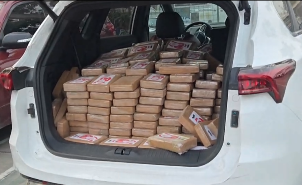 Hallazgo de 328 bloques de droga en un carro, decomiso de armas y mercadería robada entre resultados de operativo Apolo 33