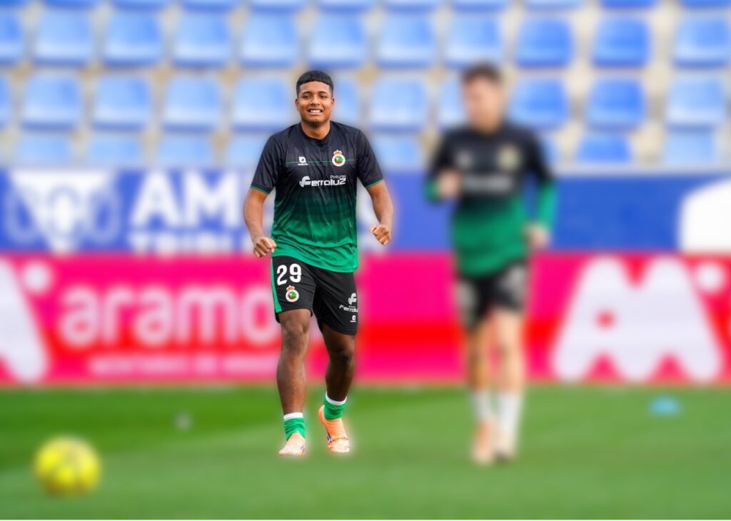 Jeremy Arévalo ya no entrena con el primer equipo del Racing de Santander y espera al 2 de enero para llegar al Stuttgart