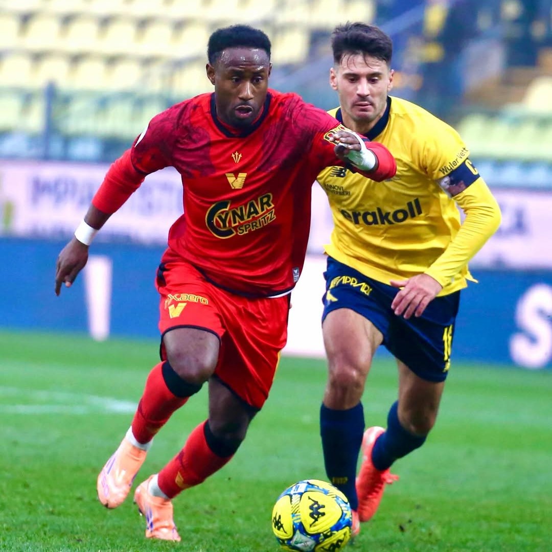 John Yeboah intenta superar a un rival.