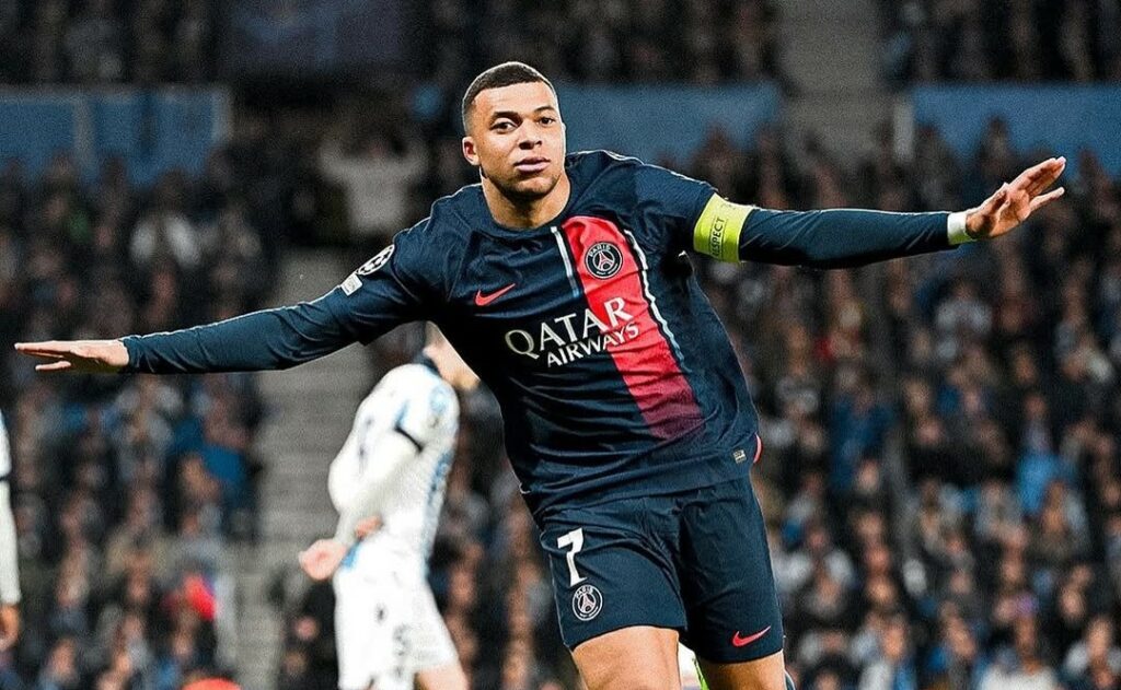 Kylian Mbappé le gana demanda al Paris Saint-Germain (PSG).