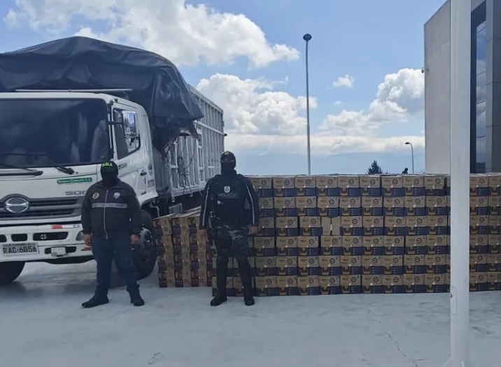 La Policía Nacional decomisó 1.078 cajas de cerveza de procedencia extranjera, presuntamente ingresadas de manera irregular desde Colombia.