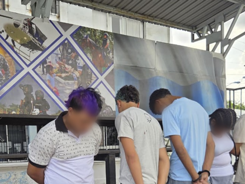 La Policía detuvo a cinco extranjeros, cuatro hombres y una mujer, horas después del asesinato de un hombre.