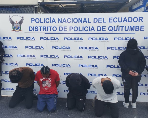 La Policía detuvo a cinco personas, entre ellas un ciudadano extranjero y una menor de edad, por el presunto secuestro y robo de un vehículo en el norte de Quito.