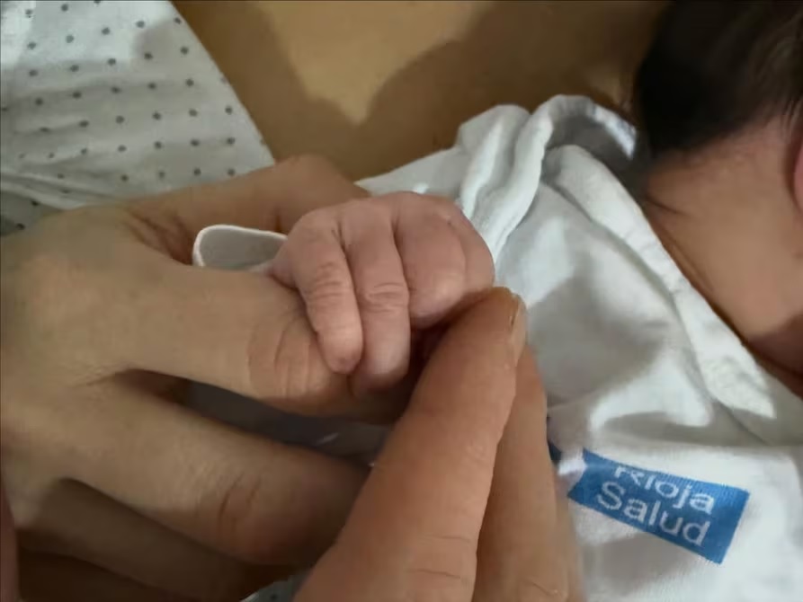 La chef ecuatoriana Carolina Sánchez, jurado de MasterChef Celebrity Ecuador y ganadora de una Estrella Michelin, anunció este 26 de diciembre el nacimiento de su primera hija.