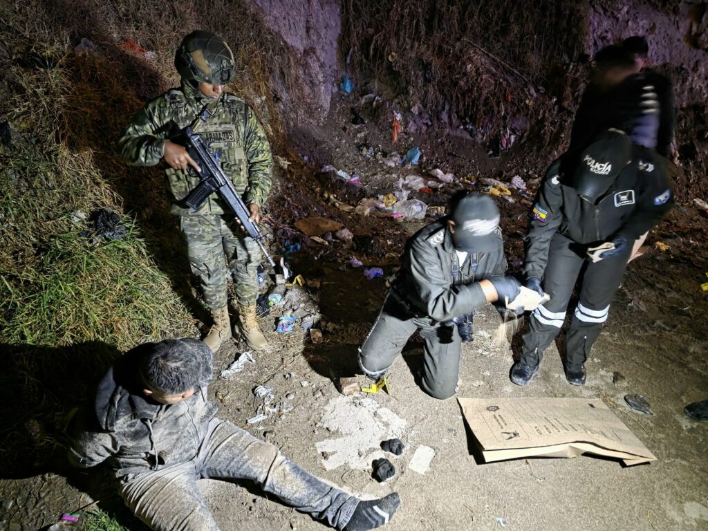 La madrugada de este viernes 12 de diciembre, unidades militares y policiales detuvieron a cuatro ciudadanos involucrados en un asalto.