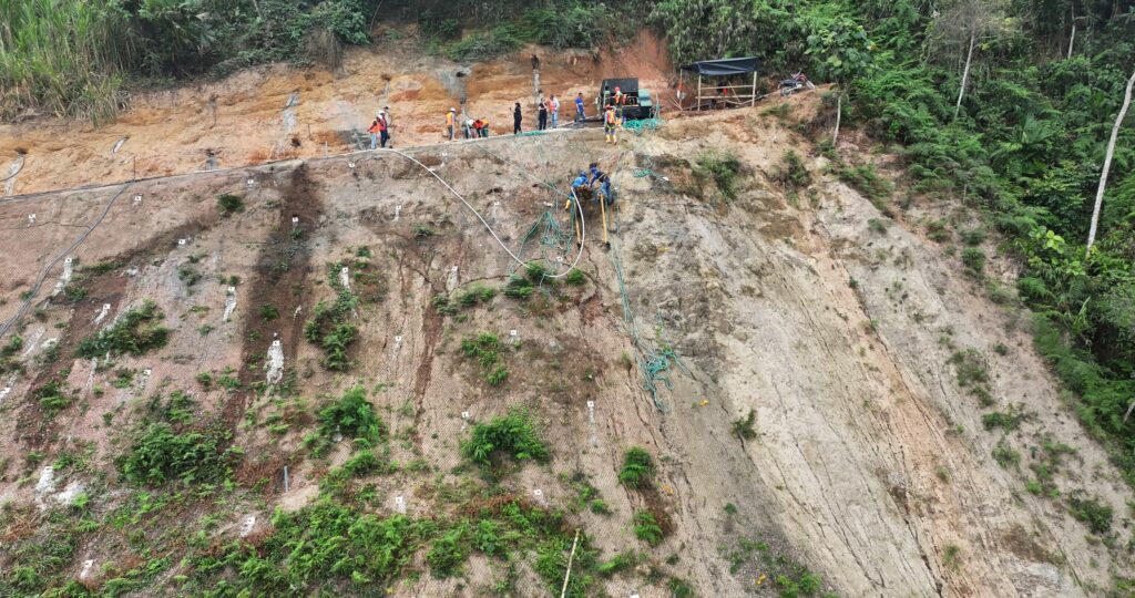 La obra que busca terminar con los deslizamientos en el km. 83 de la Alóag–Santo Domingo entra en su recta final
