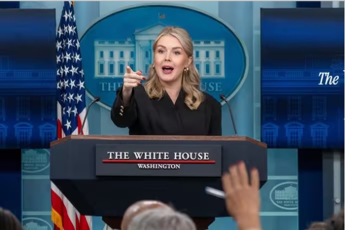 La portavoz de la Casa Blanca, Karoline Leavitt, en rueda de prensa. FOTO Europa Press.