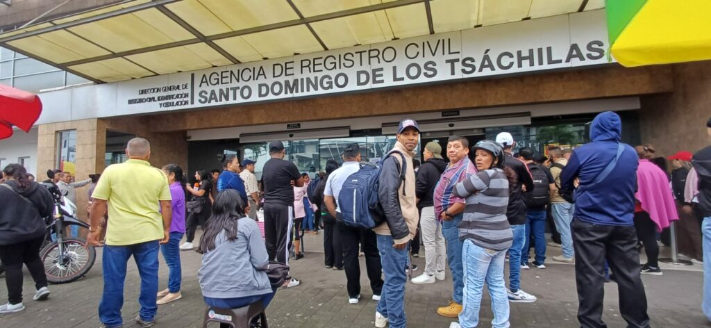 Largas filas en el Registro Civil de Santo Domingo por la atención sin turno