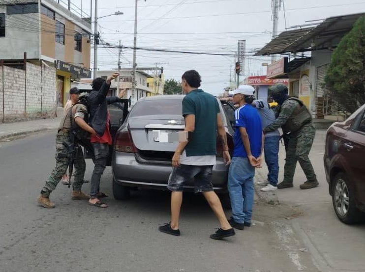 Las Fuerzas Armadas detuvieron a cuatro personas, dos adultos y dos adolescentes, en la ciudadela Las Cumbres de Manta.