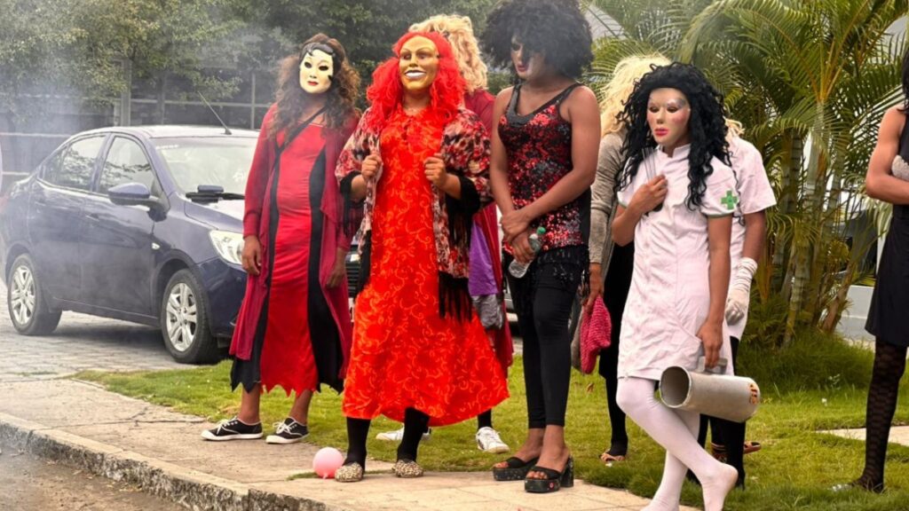 Las viudas despiden el 2025 en Manabí un legado de humor y unidad familiar que resiste al tiempo. (El Diario)