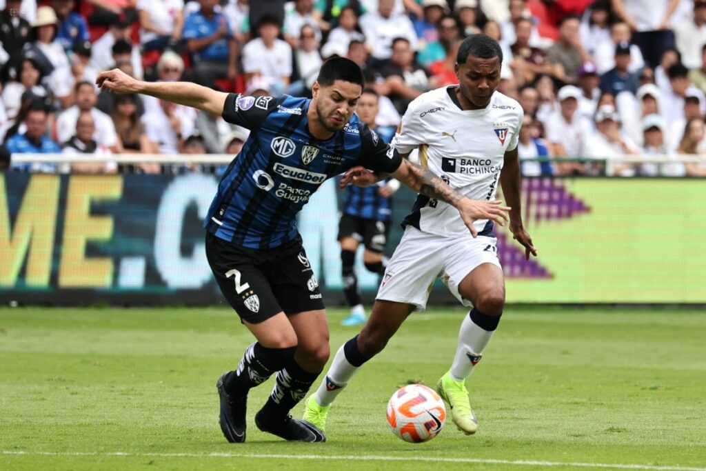 Luis Zárate, de Independiente del Valle en una acción con Bryan Ramírez de Liga de Quito.