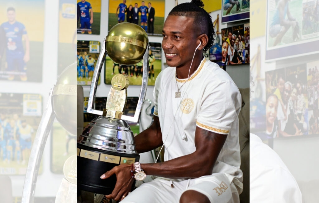 Marcos Cangá con el trofeo de campeón de Segunda Categoría con Liga de Portoviejo.