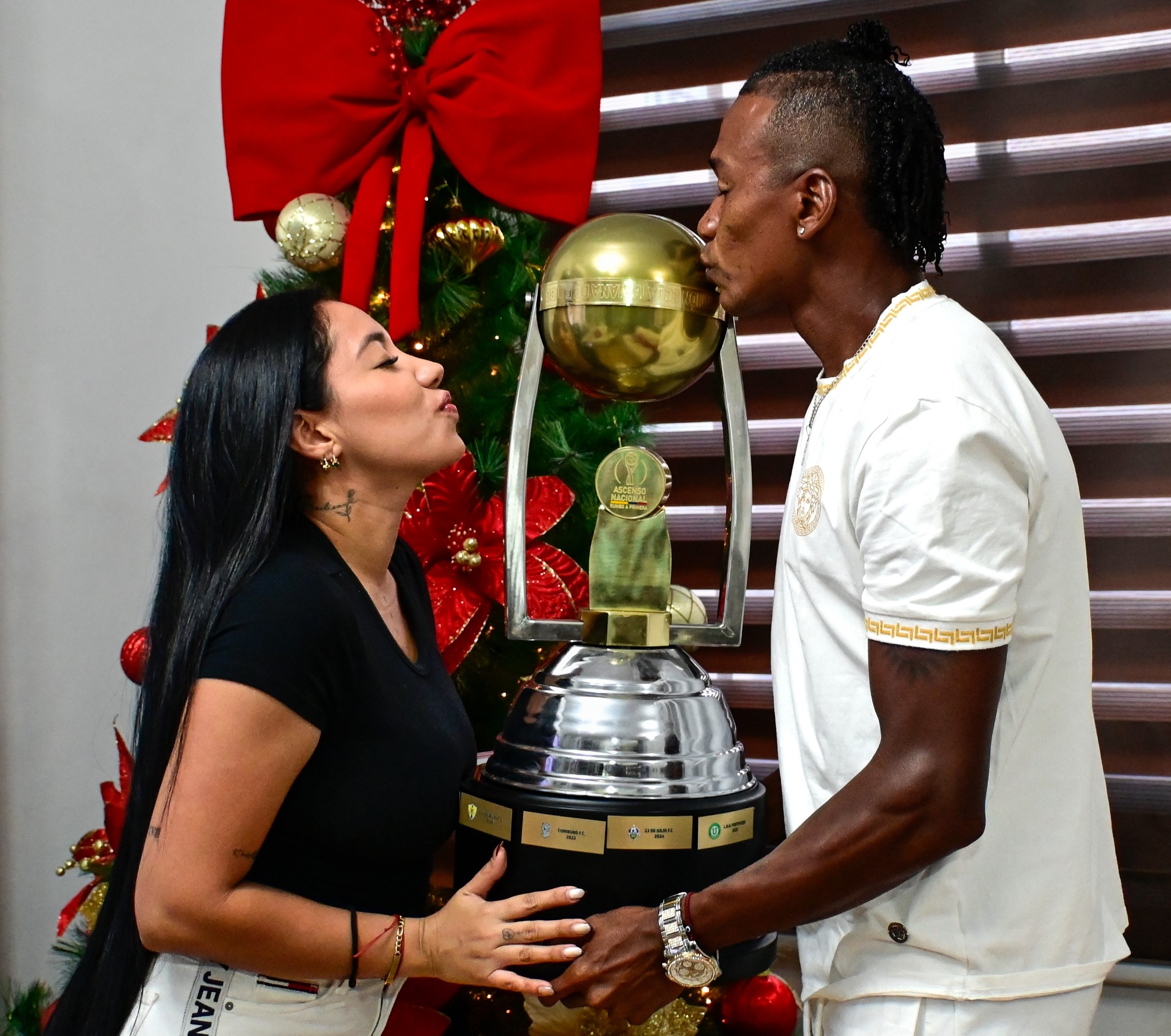 Marcos Cangá junto a su esposa con el trofeo de campeón nacional.