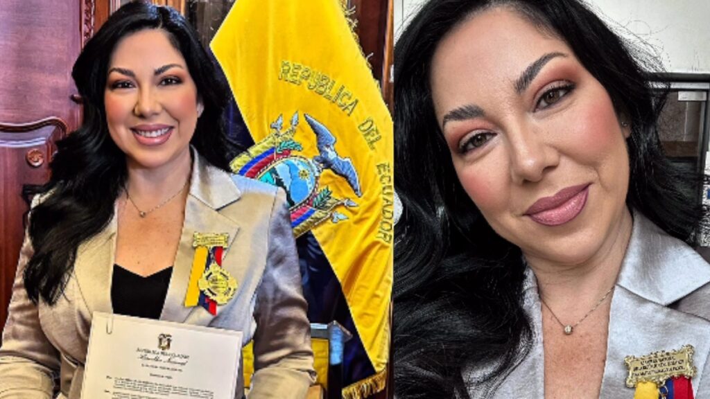 Mariana Bermúdez, psicóloga manabita que reside en Estados Unidos, recibe un reconocimiento de la Asamblea Nacional.