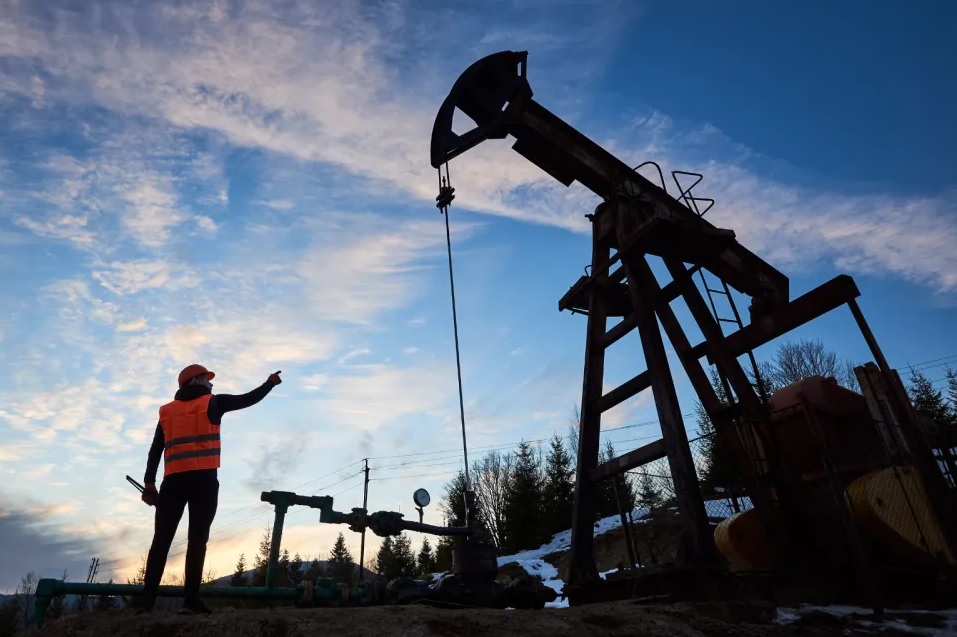 Mientras Brasil, Argentina y Guyana impulsan un nuevo boom petrolero en Sudamérica con incrementos significativos en su producción, Ecuador