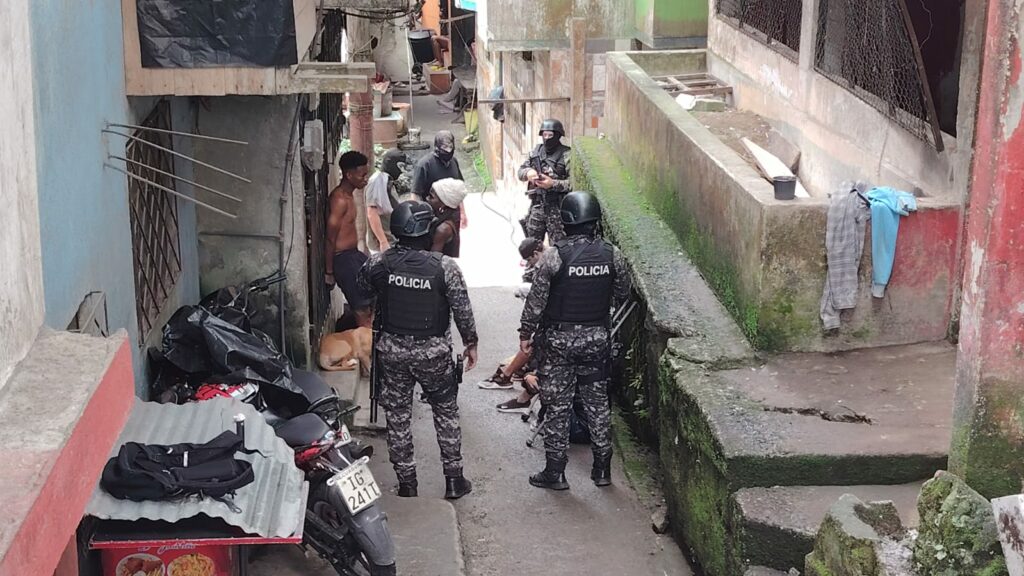 Policía aprehende a un ciudadano por tenencia de drogas y arma de fuego en Santo Domingo