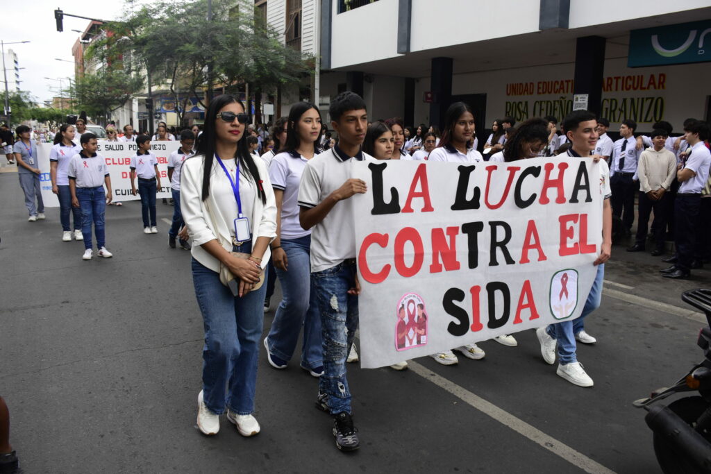 Portoviejo conmemora el Día Internacional contra el VIHSIDA con marcha y mural en memoria de víctimas