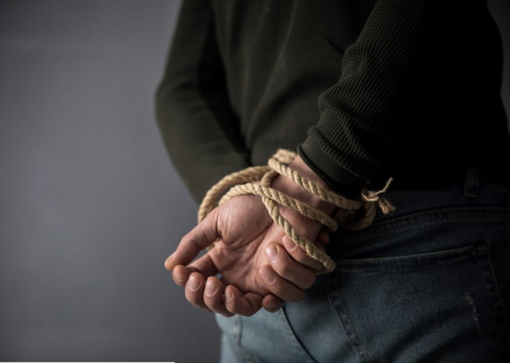 Prisión preventiva para dos sospechosos por secuestro extorsivo de tres jóvenes; fueron liberados en Ambato