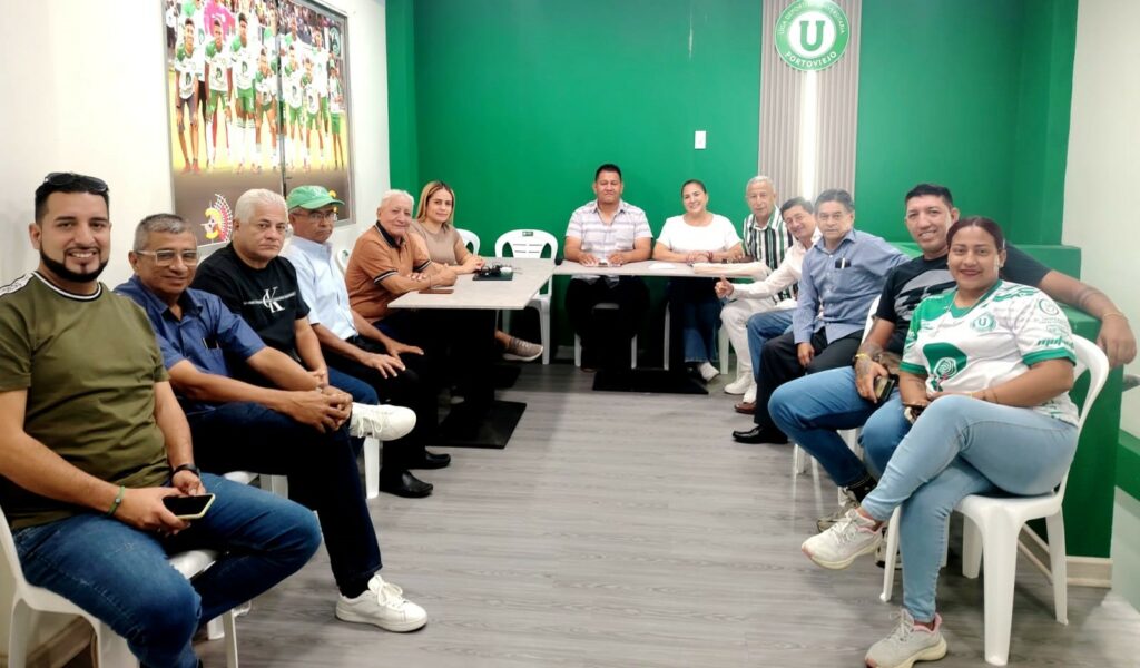 Socios de Liga de Portoviejo que asistieron este jueves a la oficina del club.