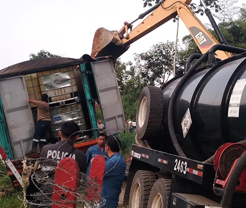 Tráiler atascado y otro cargado con miles de galones lo que halló la Policía en Santo Domingo