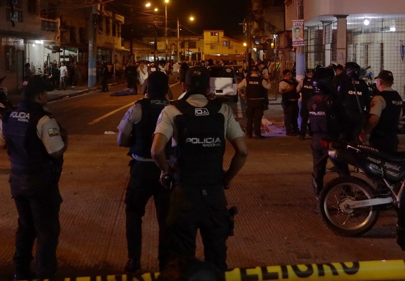 Tres personas asesinadas dejó un ataque armado ocurrido la noche del lunes 15 de diciembre en el sur de Quito.