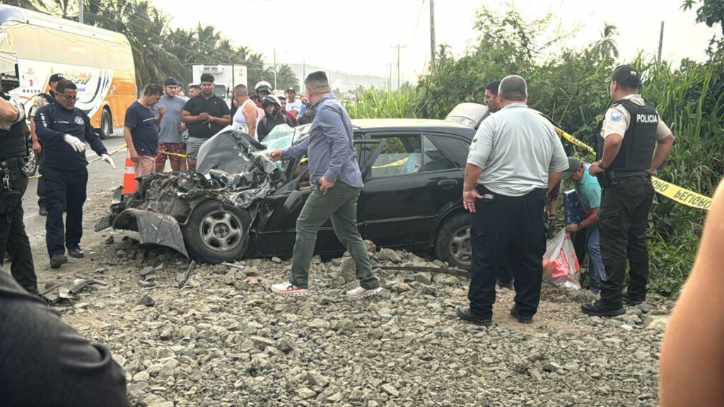 Un accidente de tránsito registrado en el ingreso al cantón Rocafuerte, en la provincia de Manabí, cobró la vida de dos mujeres y un hombre, todos adultos.