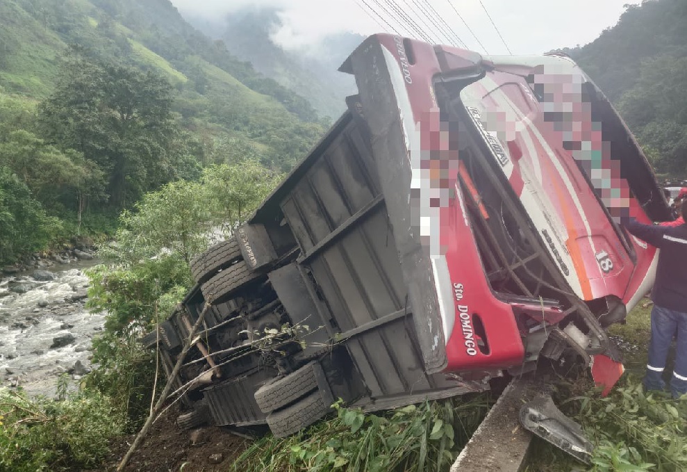 Un bus de transporte interprovincial se precipitó a un barranco este jueves 25 de diciembre en el kilómetro 63 de la vía Alóag-Santo Domingo,
